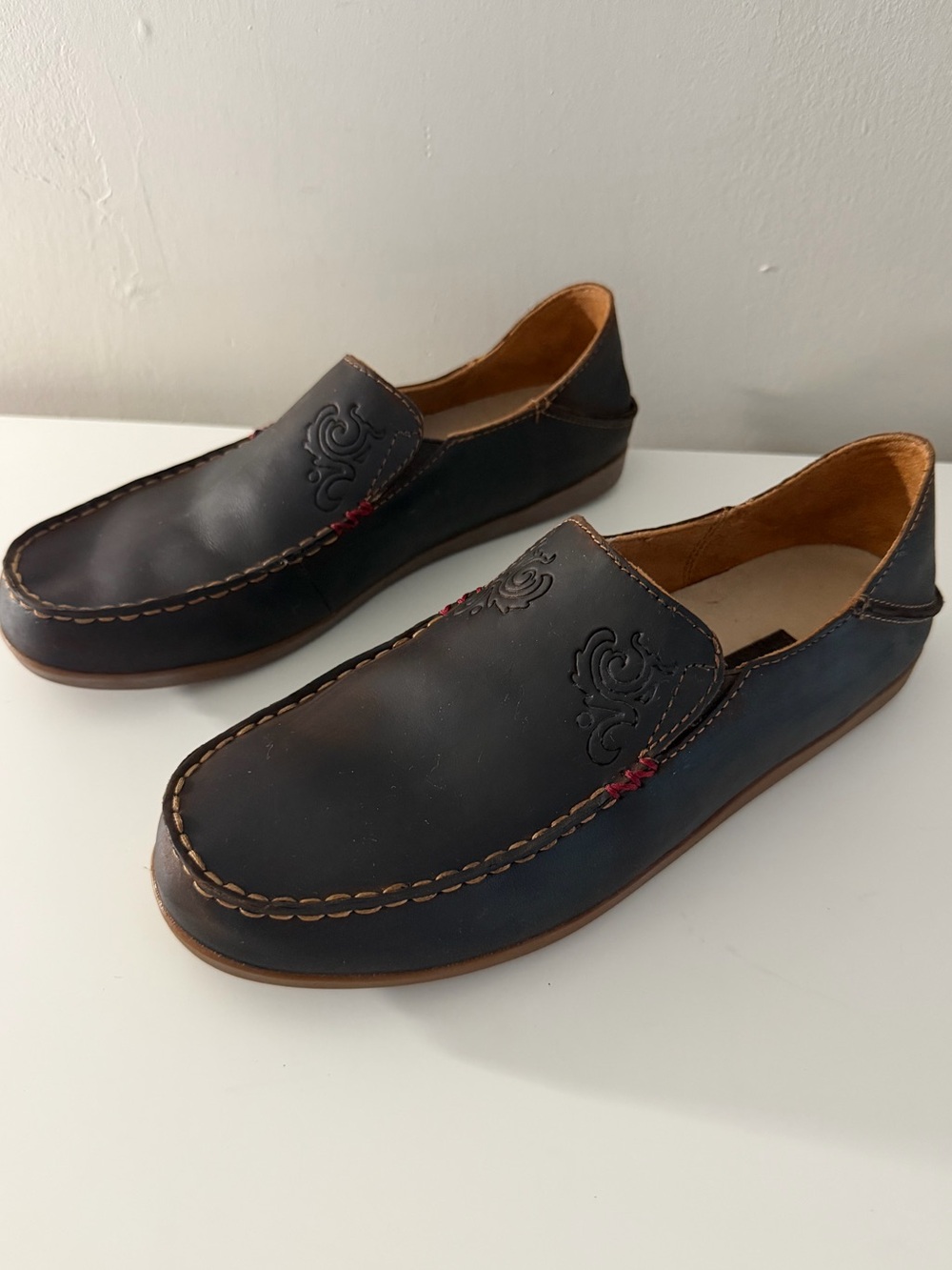 OluKai Nohea Nubuck dark brown leather loafer with floral etching women’s 9.5